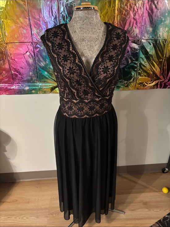 Jessica Howard Dresses & Skirts - Jessica Howard Black Lace Dress with Nude Lining